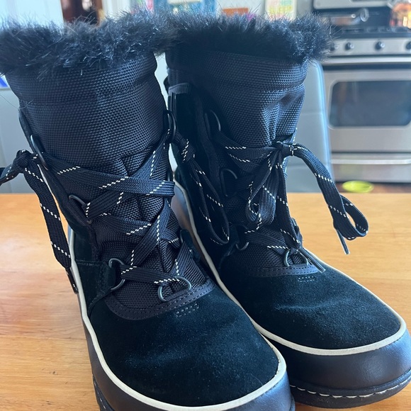 Sorel snow boots, like new. Sturdy tread, platform heel, flannel lined. Worn 3 x - Picture 2 of 12